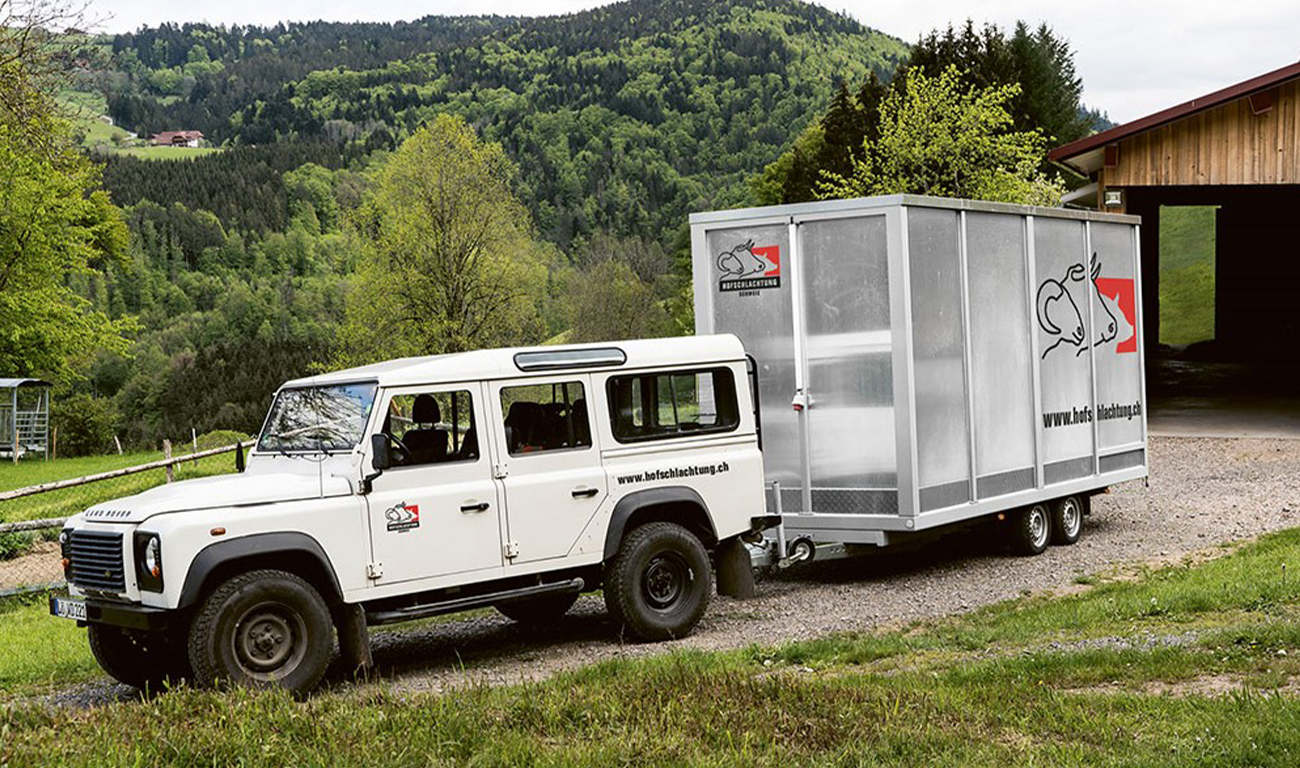 Die Fahrt zum Schlachthof muss in einem dafür geeigneten Anhänger erfolgen. hier einer mobilen Schlachteinheit der Platzhirsch Hofschlachtung GmbH (Bild: Platzhirsch Hofschlachtung GmbH).