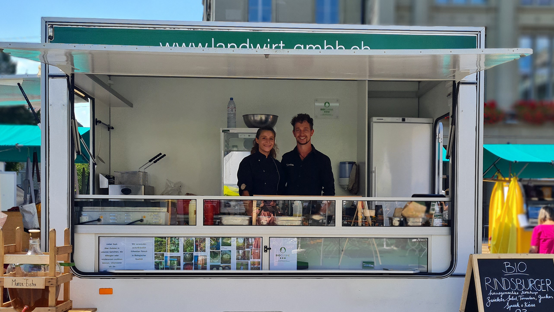 Einsatzbereit: Celine Lüthi und Jonas Engeloch in ihrem Foodtrailer (Bild: «Bern ist Bio»)!