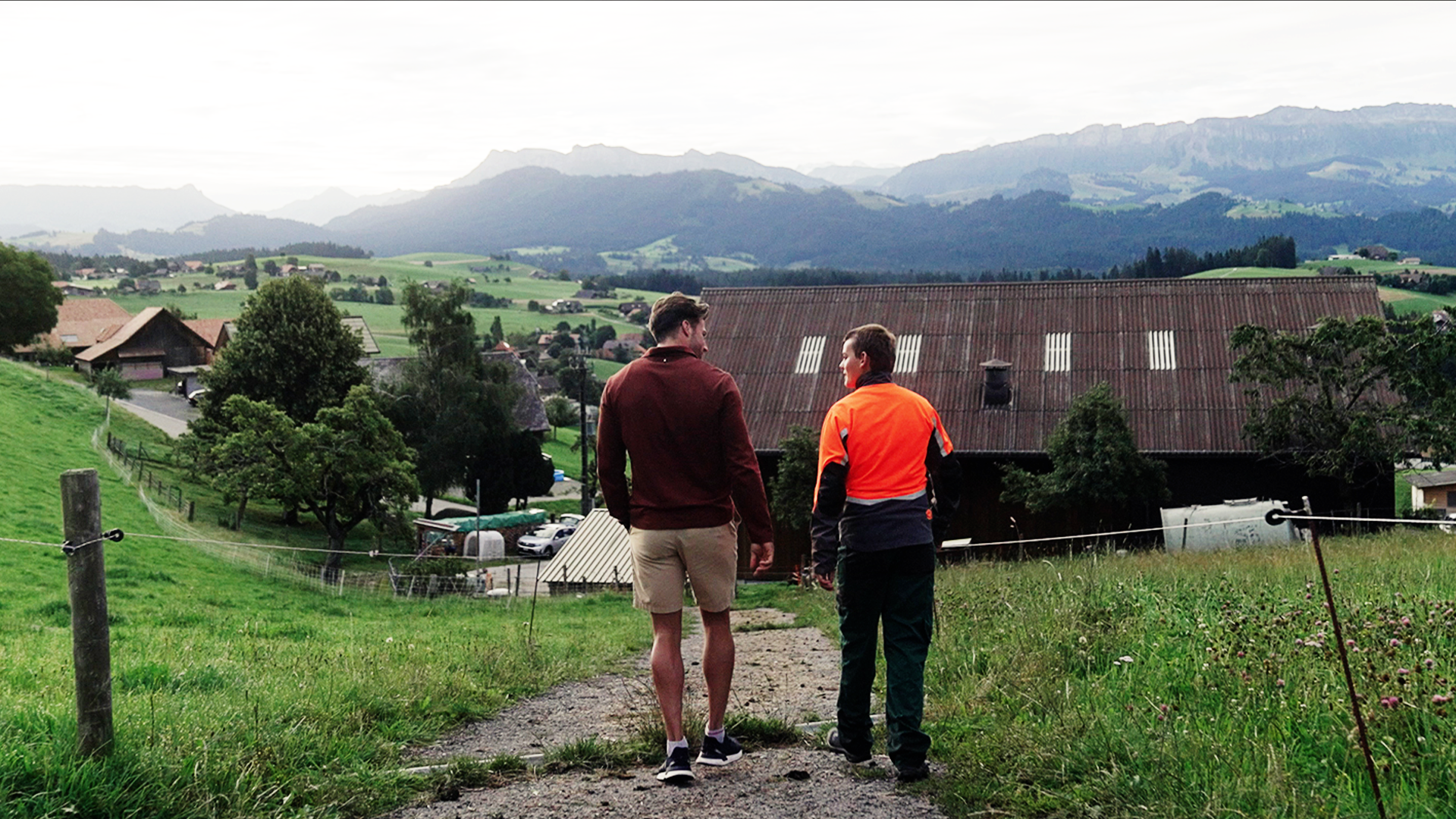 Das geht auch unterwegs: Ein Klient und sein Sozialarbeiter im örtlich ungebundenen wöchentlichen Austausch (Bild: Projekt Alp).