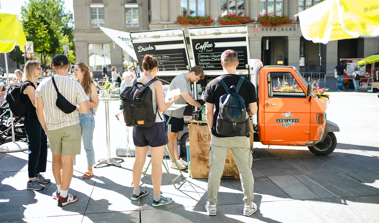 ...oder ein Kafi aus dem Foodtruck von Adrianos (Foto: Bio Bern/Jonas von Rotz)?