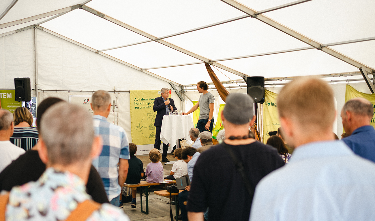 ...und auch der Netzwerkanlass war gut besucht: Regierungsrat Christoph Ammann im Interview mit Benjamin Krähenmann von Crowd Containter (Foto: Bio Bern/Jonas von Rotz).