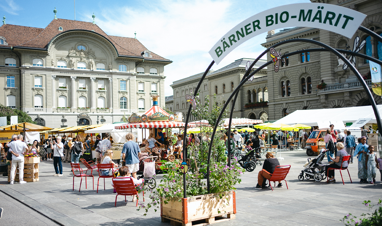 Bärner-Bio-Märit_Saatkugeln-torbogen