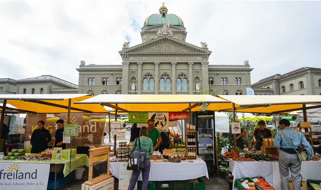 So oder so: an den Märitständen herrschte buntes Treiben (Foto: Bio Bern/Jonas von Rotz)...