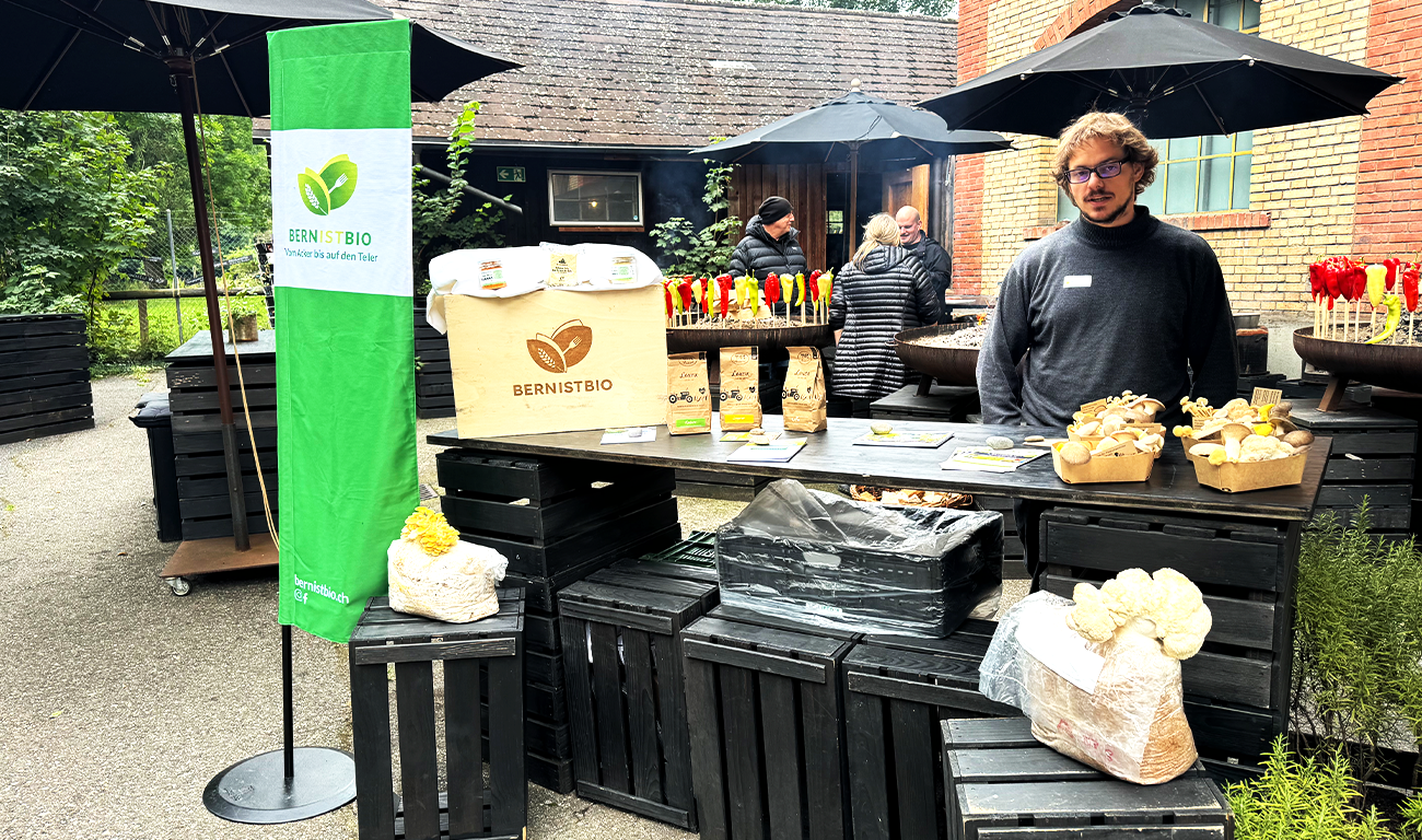 Severin Scheurer von «Fungi Futuri» gewährt in Zusammenarbeit mit «Bern ist Bio» vor Ort Einblick in die mit zwei Geschäftspartnern geführte Bio-Pilzproduktion. Als Umweltingenieur, zertifizierter Pilzkontrolleur und leidenschaftlicher Pilzsammler hat er seine Passion zum Beruf gemacht (Bild: «Bern ist Bio»).