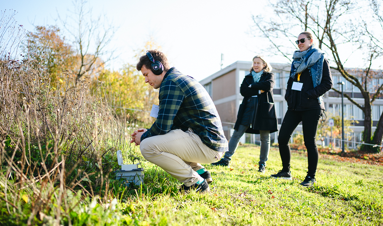 Je vielfältiger die Bodentöne, desto höher die Biodiversität. Beim Workshop «Gesunder Boden tönt» den Klängen des Bodens zuhören... (Bild: Jonas von Rotz)